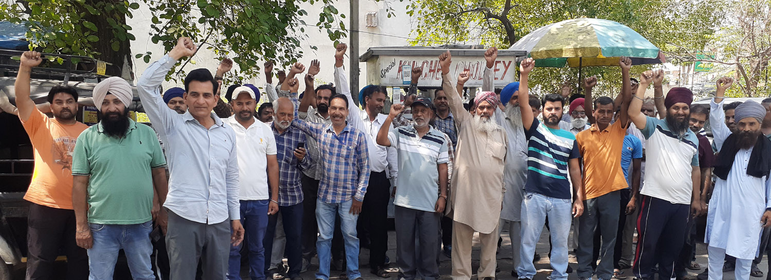 Demonstration by raising slogans against the non-fulfillment of the guarantee of regularization of temporary employees.